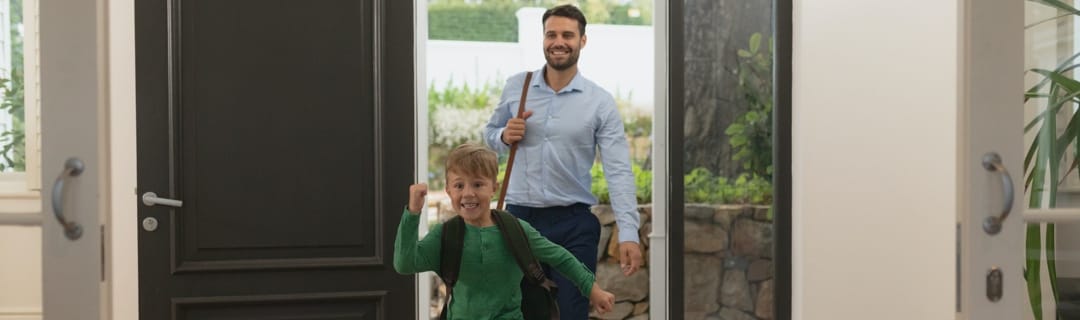 Une belle porte d'entrée en bois et verre pour votre maison